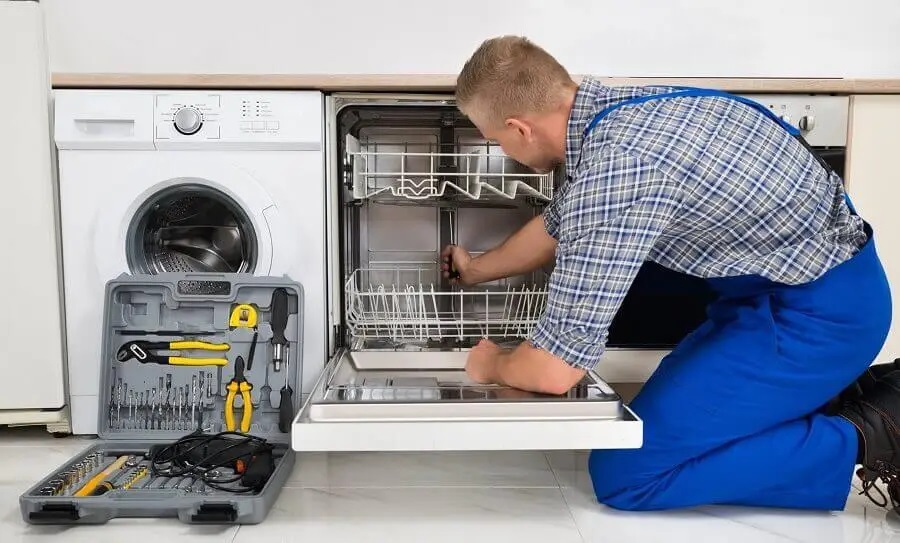 Kaynaşlı Ariston servisi teknisyen ekibi beyaz eşya tamiri yaparken